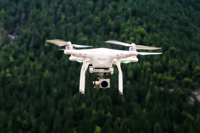 Dron de vigilancia en vuelo